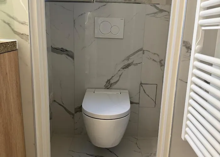 70 M2, Renovated, Perfect Location In 公寓 *